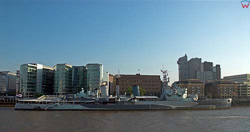 Londyn. HMS Belfast na tle London Bridge